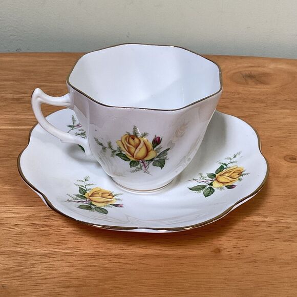 Queen Anne Fine Bone China England Yellow and Pink Roses Tea Cup and Saucer - Picture 4 of 11